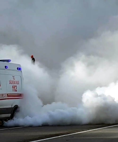 Ambulanstan çıkan esrarengiz duman paniğe neden oldu
