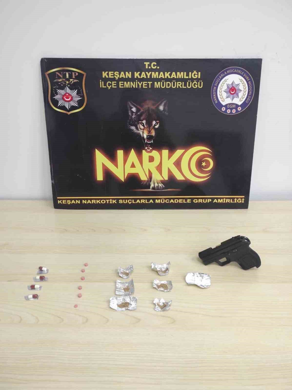 Keşan’da üst ve ev aramasında uyuşturucu ele geçirilen 2 şüpheli gözaltına alındı