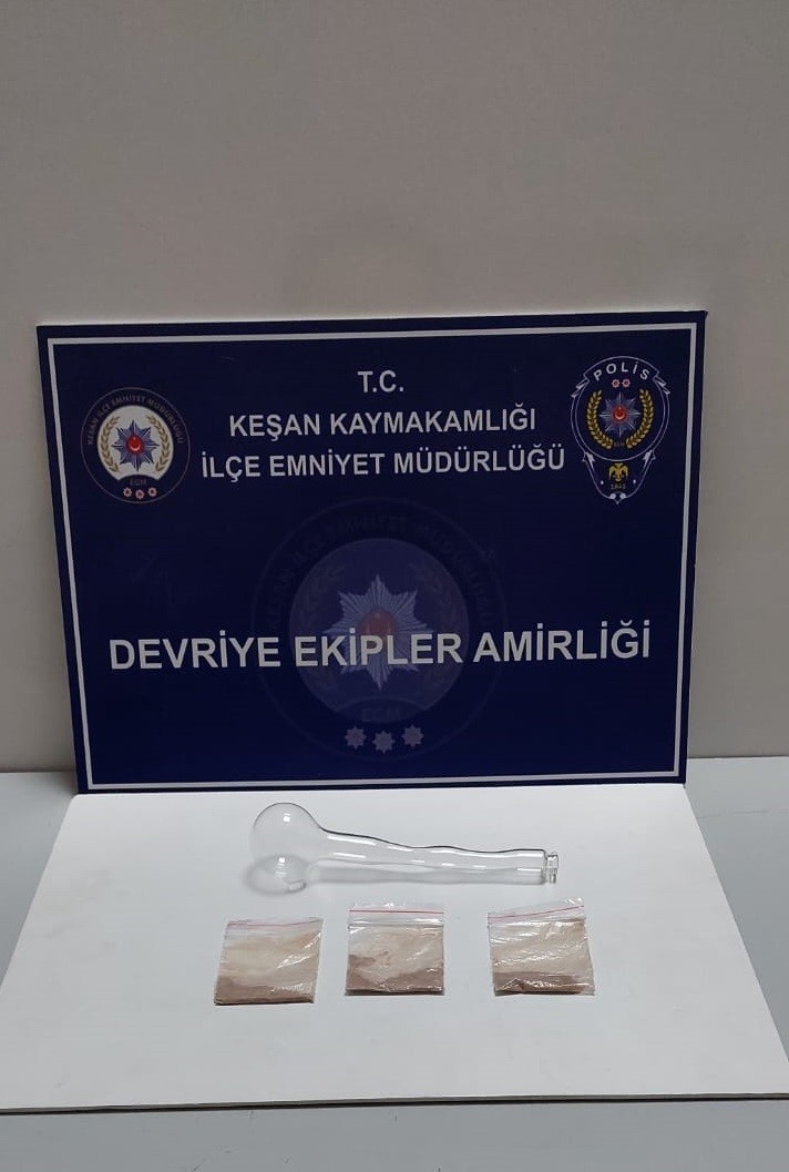 Keşan&rsquo;da &uuml;st ve ev aramasında uyuşturucu ele ge&ccedil;irilen 2 ş&uuml;pheli g&ouml;zaltına alındı
