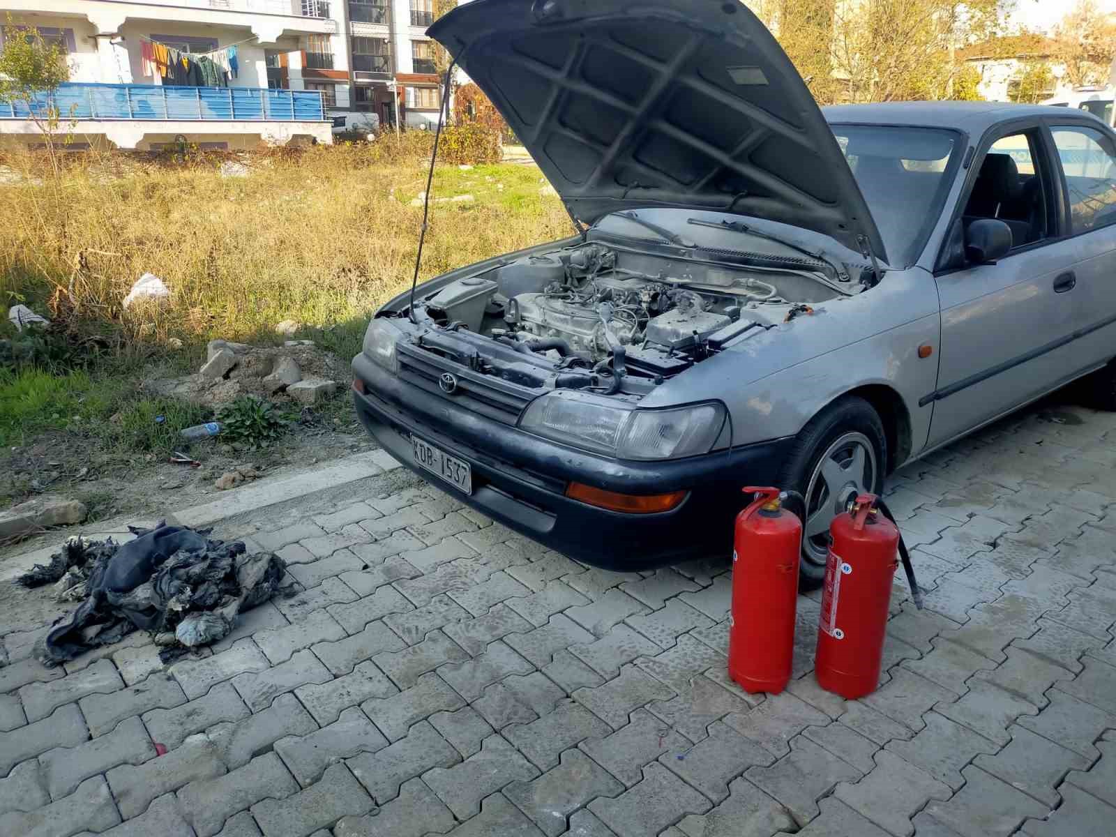 Edirne&rsquo;de park halindeki otomobil yandı
