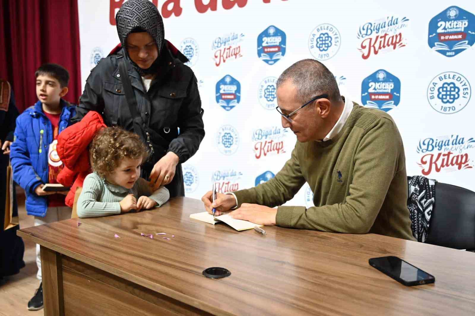 Orhan Toker, Kitap Festivali’nin ikinci gününde okurlarıyla buluştu