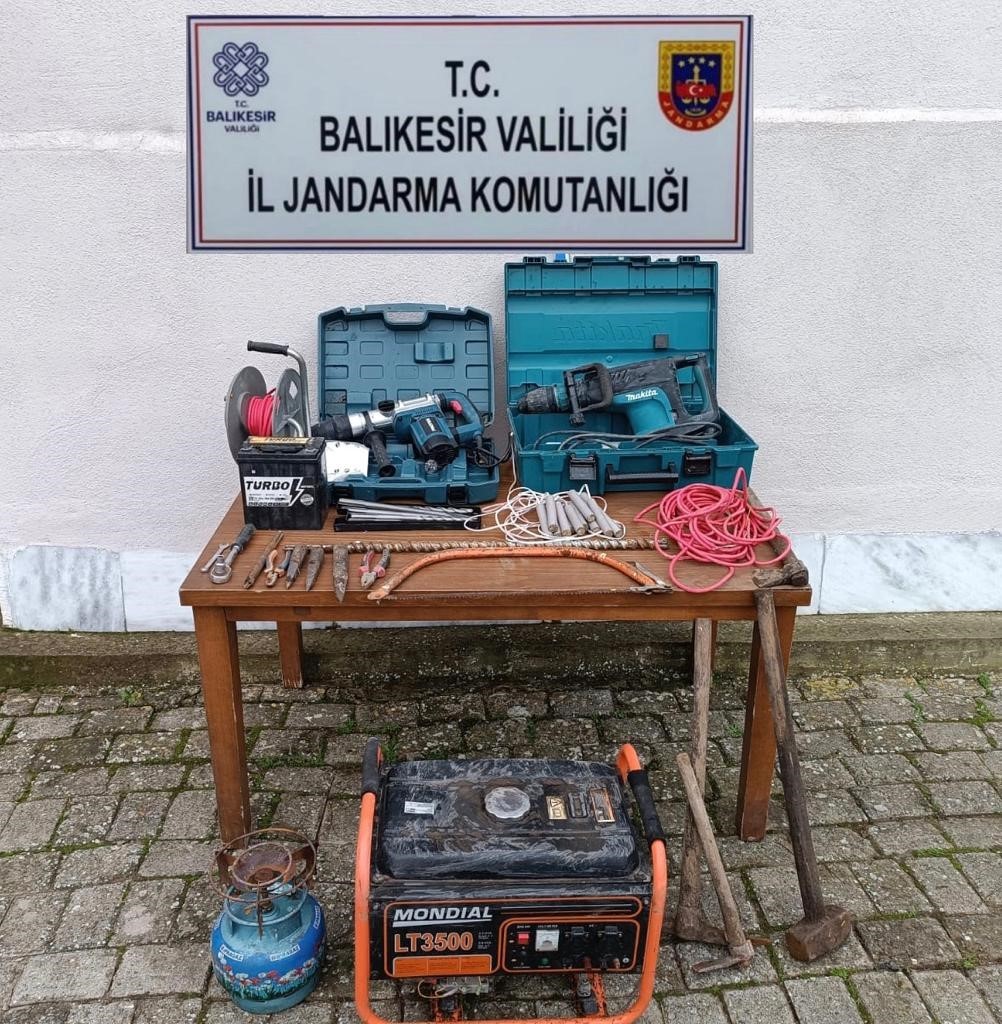 Balıkesir’de 3 şahsa tarihi eser operasyonu