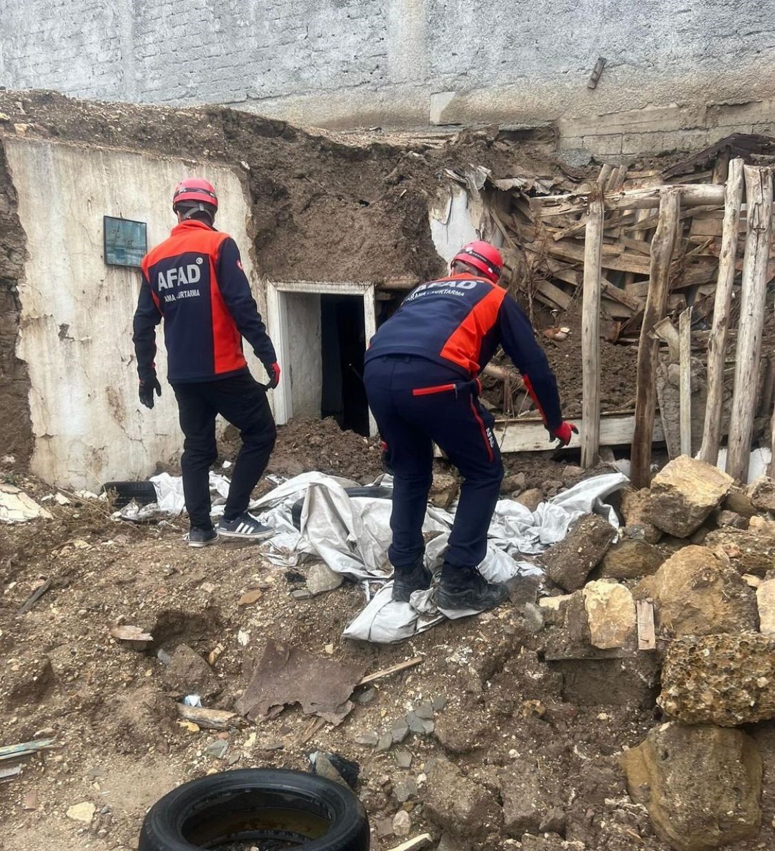 Adıyaman&rsquo;da ağır hasarlı toprak ev &ccedil;&ouml;kt&uuml;
