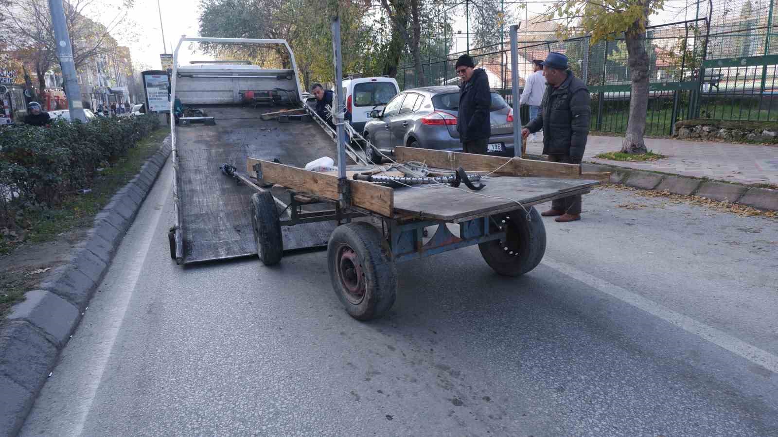 Edirne&rsquo;de ilgin&ccedil; olay: Başıboş at 5 araca hasar verdi
