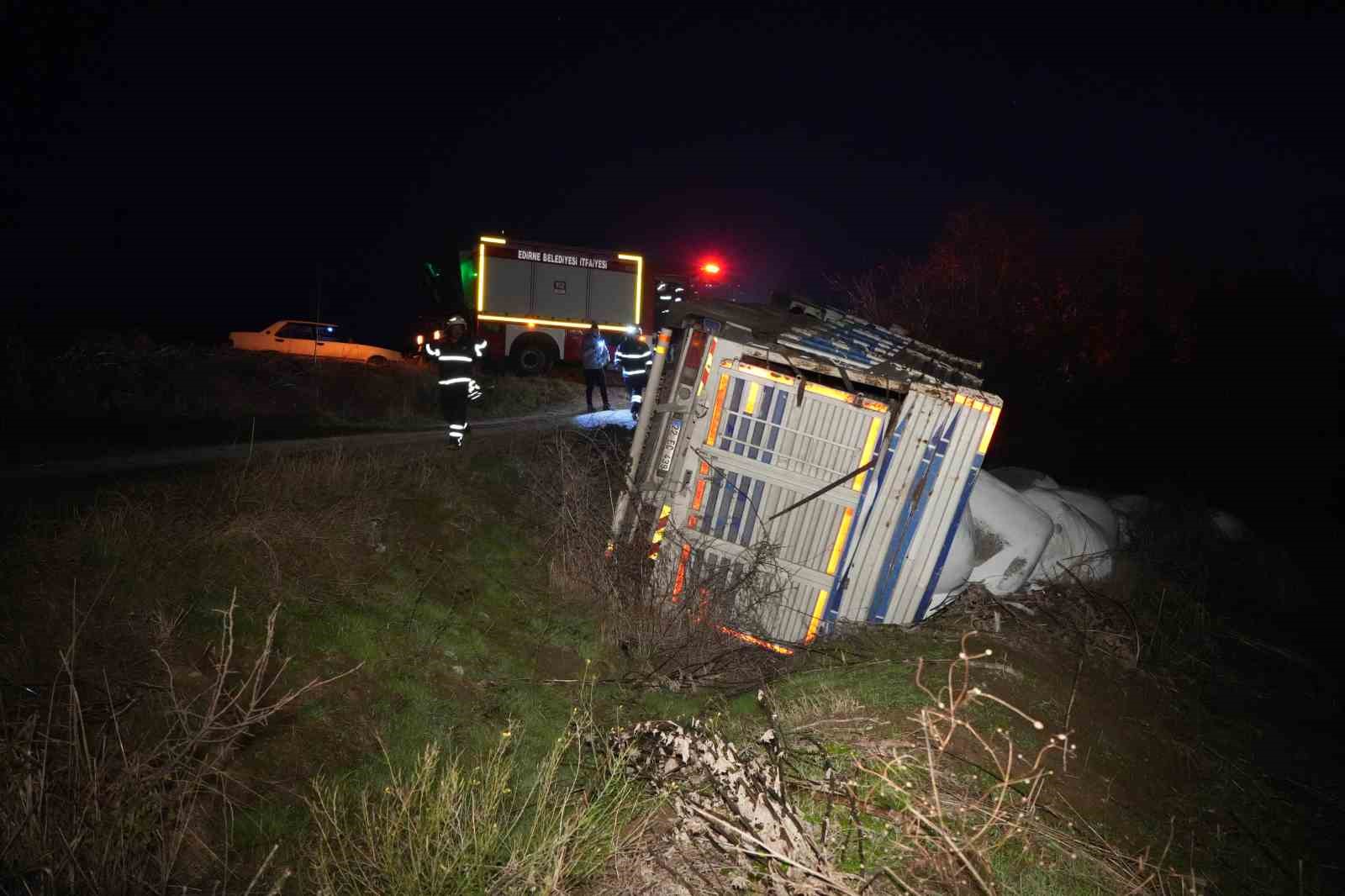 Devrilen kamyon ekipleri harekete ge&ccedil;irdi, s&uuml;r&uuml;c&uuml; bulunamadı
