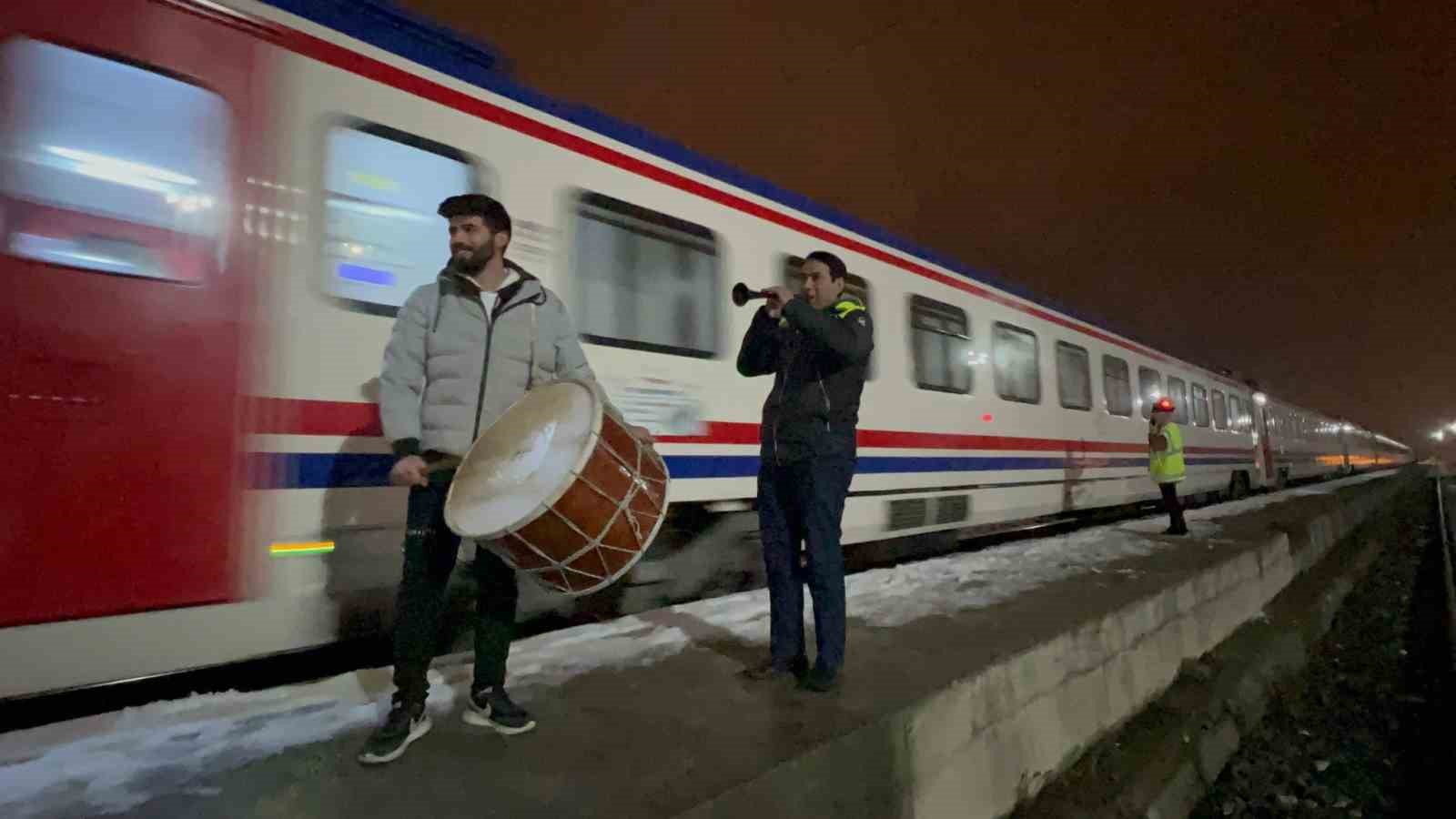 Doğu Ekspresi yolcularına davullu-zurnalı ve meşaleli karşılama
