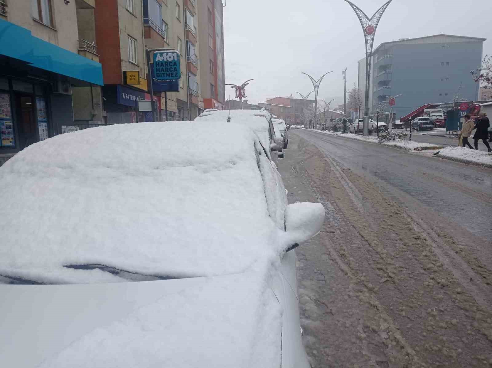 Hakkari&rsquo;de kar yağışı ve sis

