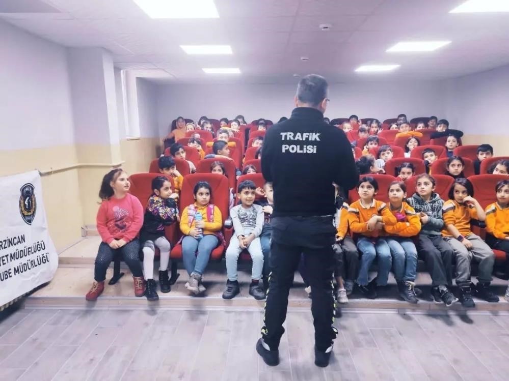 &Ouml;ğrenciler su&ccedil;tan korunma y&ouml;ntemlerini &ouml;ğreniyor
