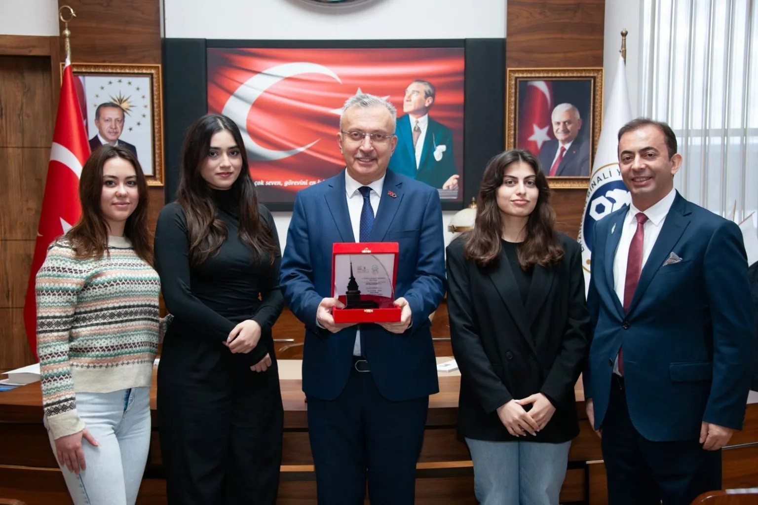 Tıp Kongresinde derece alan öğrencilerden Rektör Levent’e ziyaret