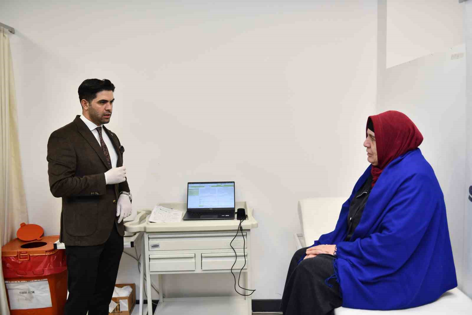 Esenyurt Belediyesi 65 yaşındaki kadına işitme cihazı desteğinde bulundu
