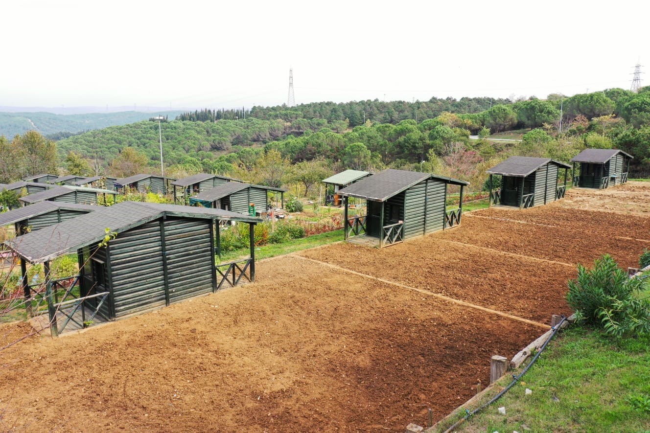 Sultangazi Belediyesi, hobi bah&ccedil;eleri ile il&ccedil;e sakinlerinin doğa &ouml;zlemini gideriyor
