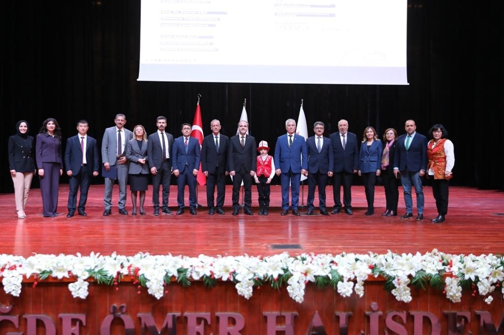 Niğde’de Cengiz Aytmatov ve Baken Kıdıkeyeva Anıldı