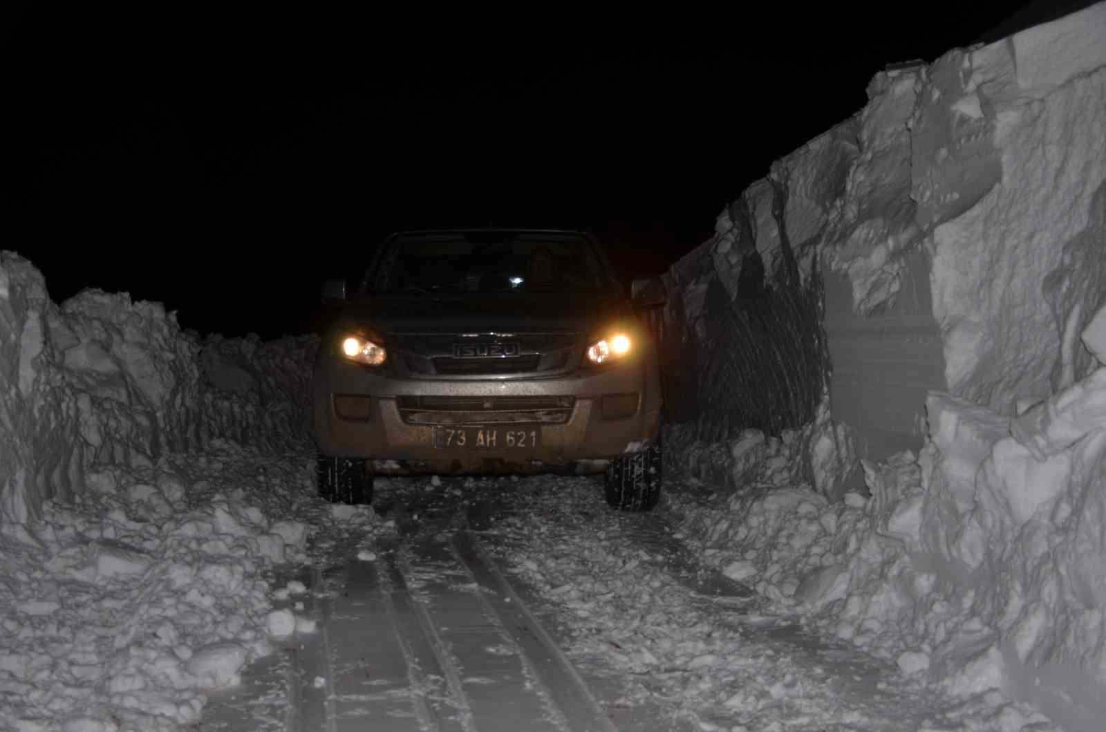 Kar ve tipiye yakalanan yol a&ccedil;ma ekiplerinin askeri &uuml;sse sığındı
