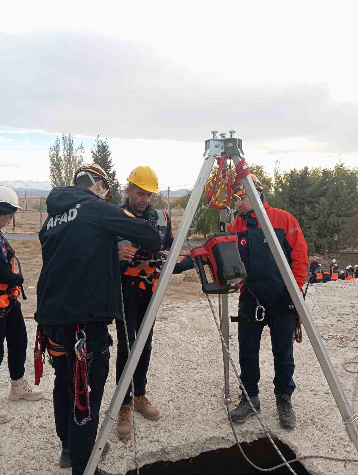 Niğde’de üniversite koruma ve güvenlik görevlilerine "AFAD Gönüllüsü" eğitimi verildi