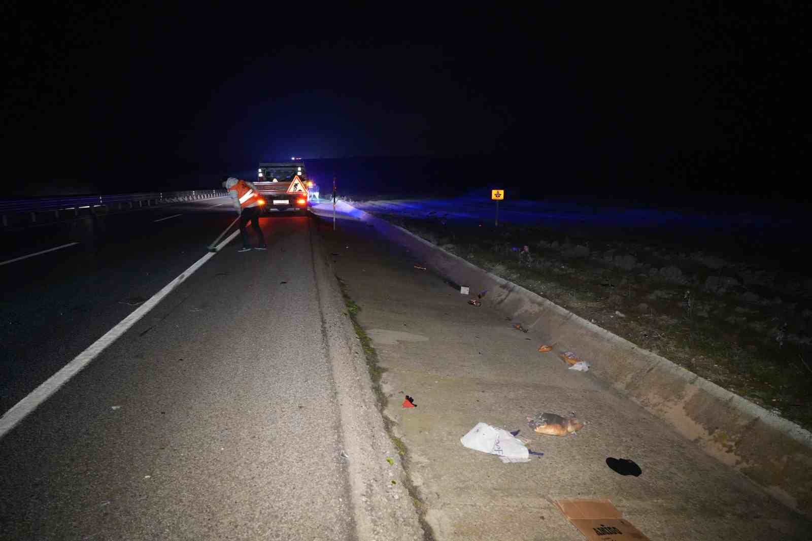 Otomobilin çarptığı ağır yaralanan motosikletlinin, olay yerinde gözlüğü ve evine götürmek için aldığı yol kenarına savrulan ekmekler kaldı 