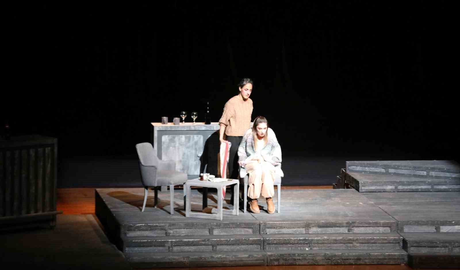 &ldquo;Yalan Kozası&rdquo; tiyatro oyunu NEV&Uuml;&rsquo;de sahnelendi
