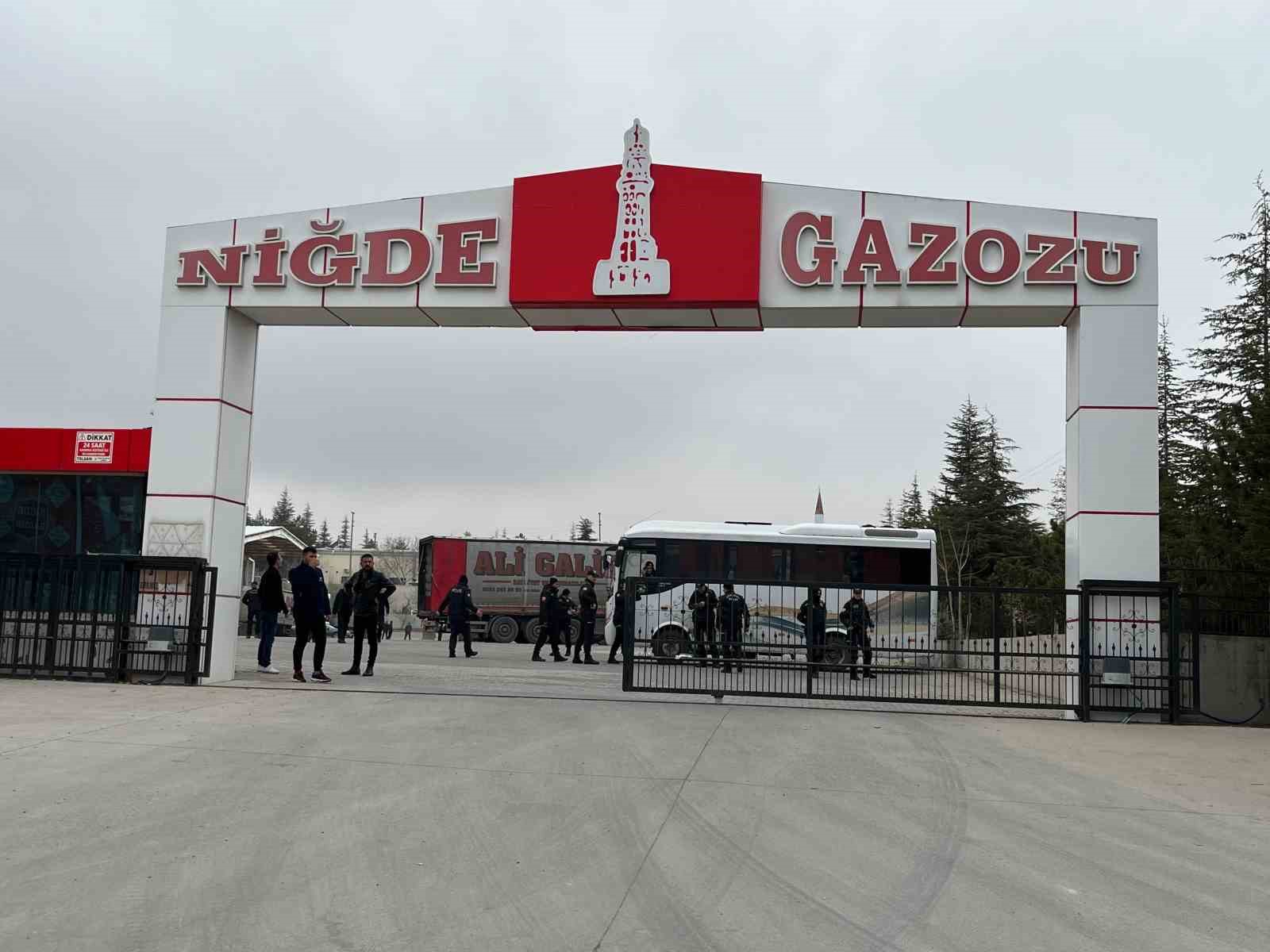 Niğde Gazozu fabrikasında temizlemek i&ccedil;in girdikleri su kazanı sonları oldu
