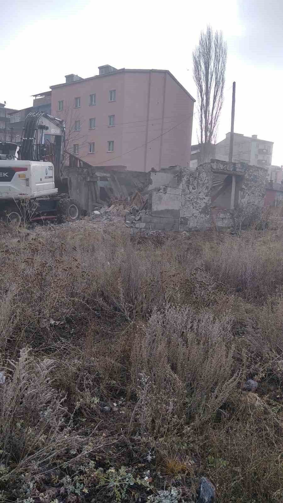Kars&rsquo;ta metruk binaların yıkımı devam ediyor
