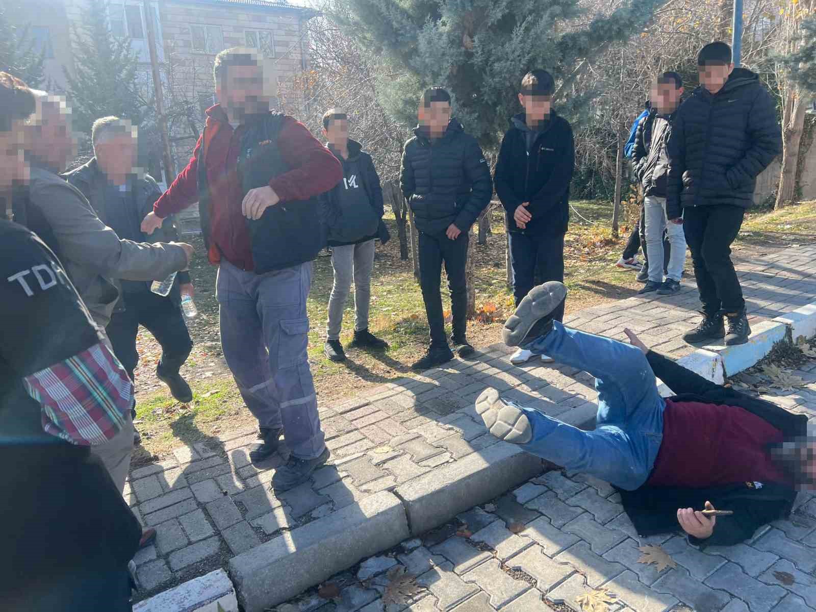 Öğrenciler şakalaştı,  veliler kavga etti