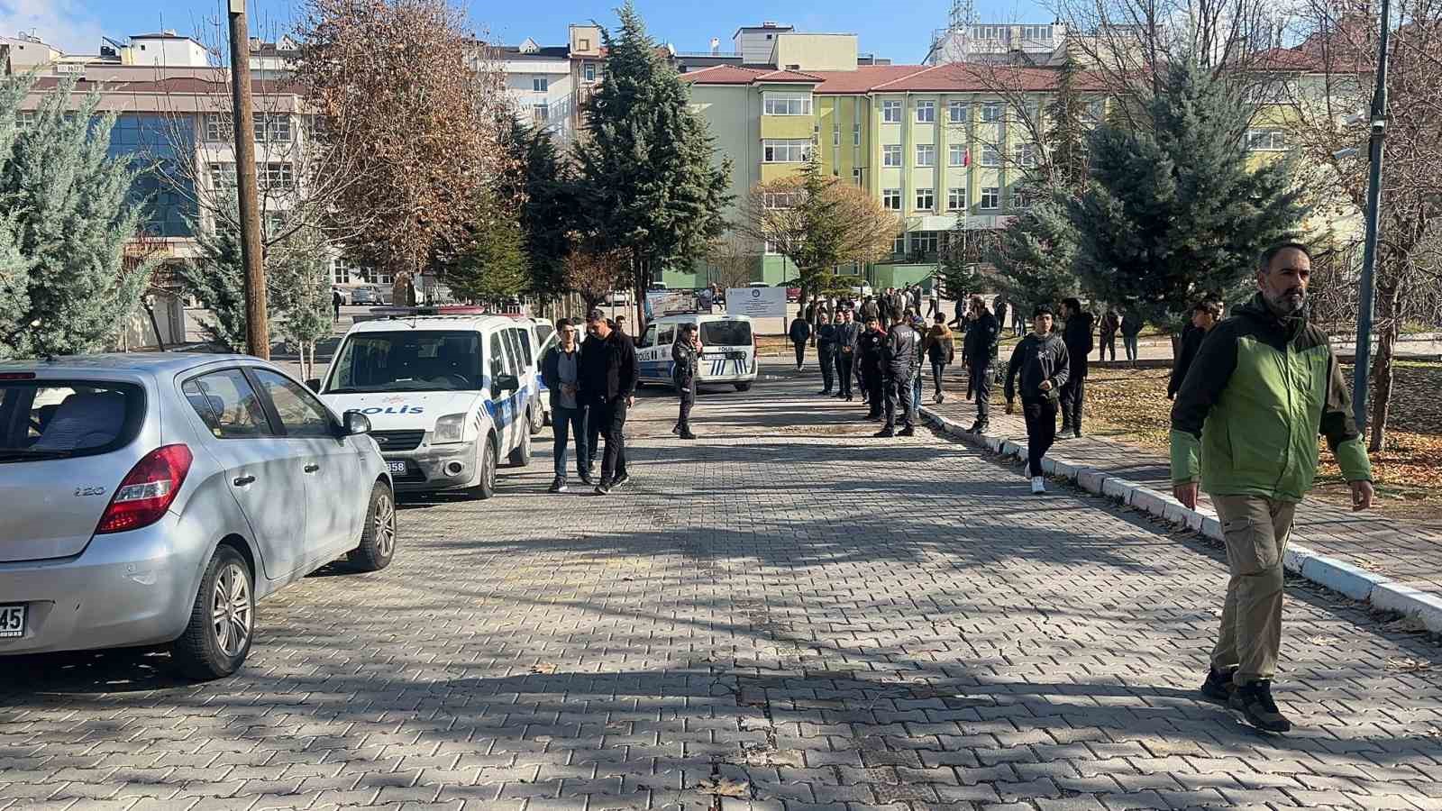 &Ouml;ğrenciler şakalaştı,  veliler kavga etti
