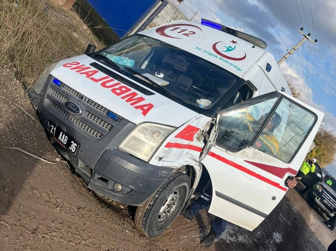 Diyarbakır’da hastaneden ilçeye dönen ambulans kaza yaptı: 1 yaralı