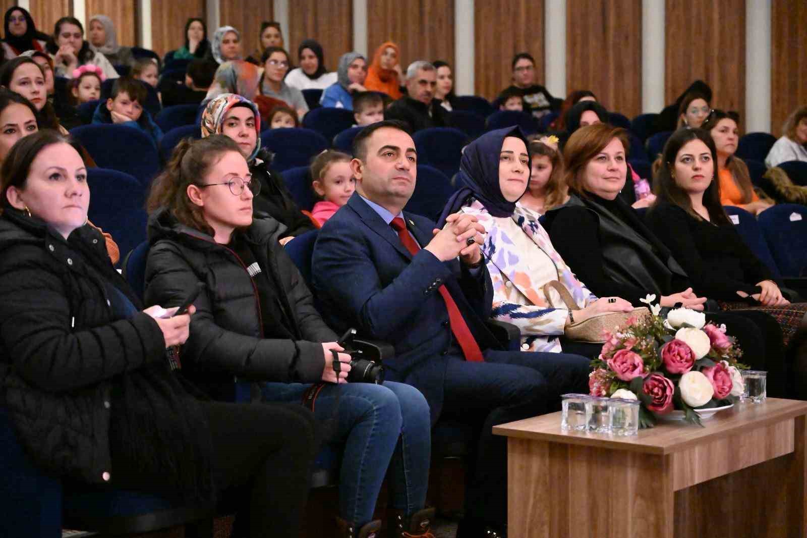 Deniz Alter, Biga Kitap Festivali&rsquo;nde okurlarıyla buluştu
