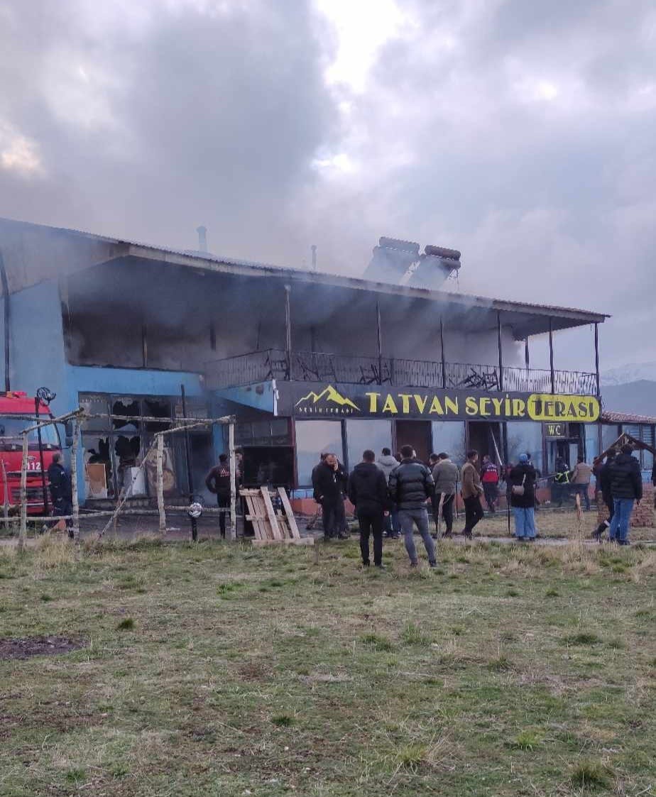 Tatvan’da korkutan iş yeri yangını