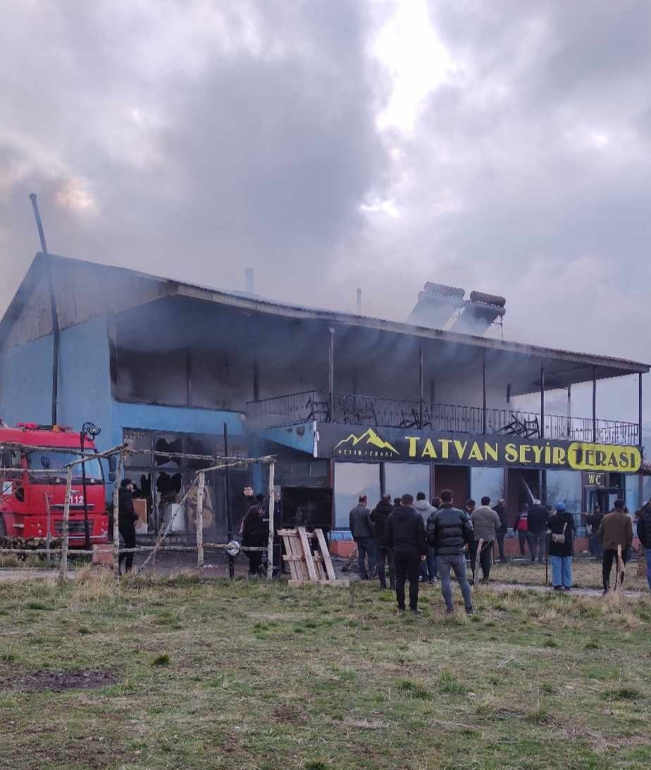Tatvan&rsquo;da korkutan iş yeri yangını
