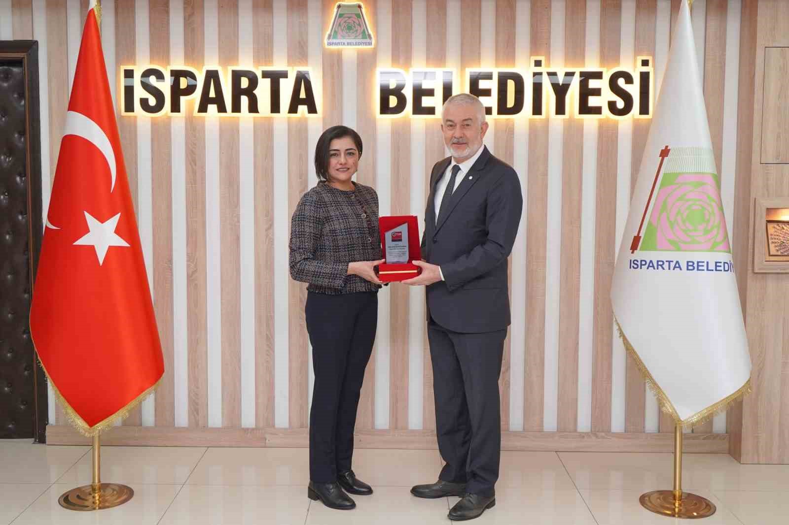 Diş hakimlerinden Başkan Başdeğirmen’e deprem bölgesi hizmet plaketi