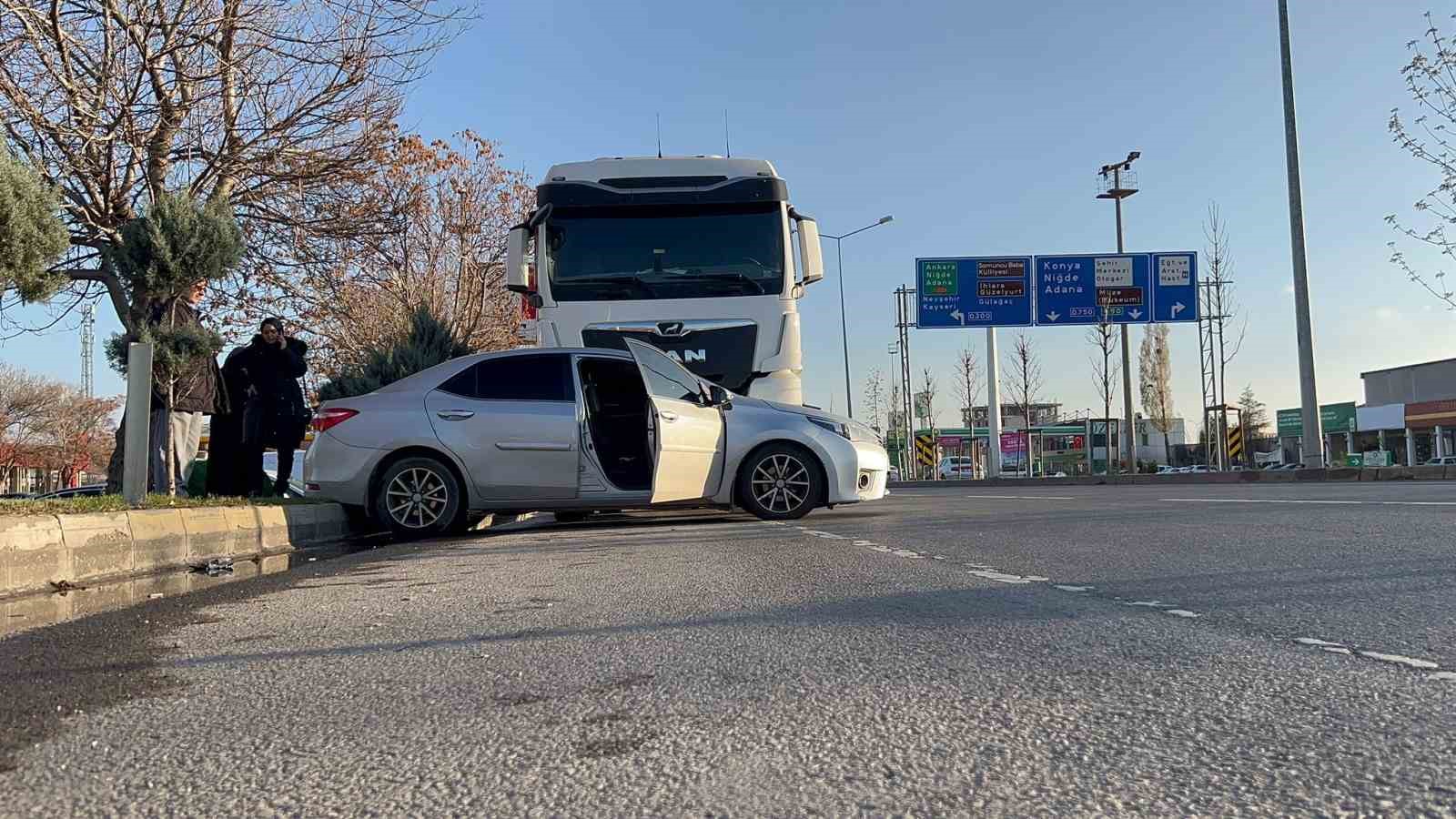 Tırın &ouml;n&uuml;nde s&uuml;r&uuml;klenen otomobildeki 3 kişi yaralandı
