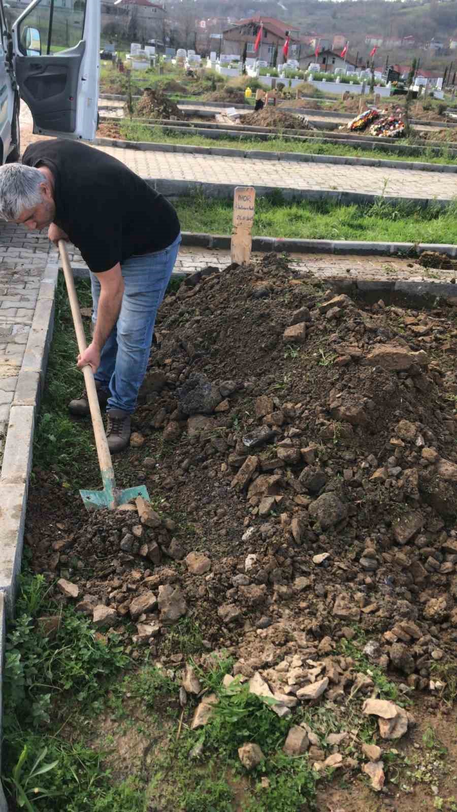 Pallada gemisinin Ukraynalı m&uuml;rettebatı kimsesizler mezarlığına defnedildi
