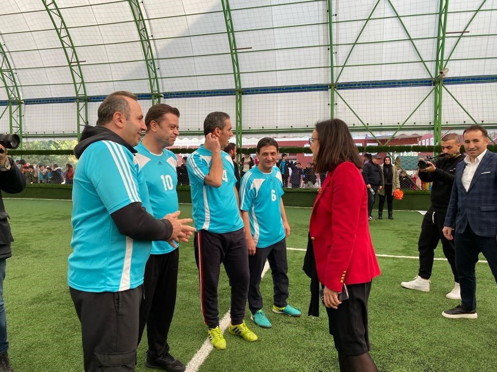 Yalova’da kurum müdürleri öğrencilerle futbol maçı yaptı