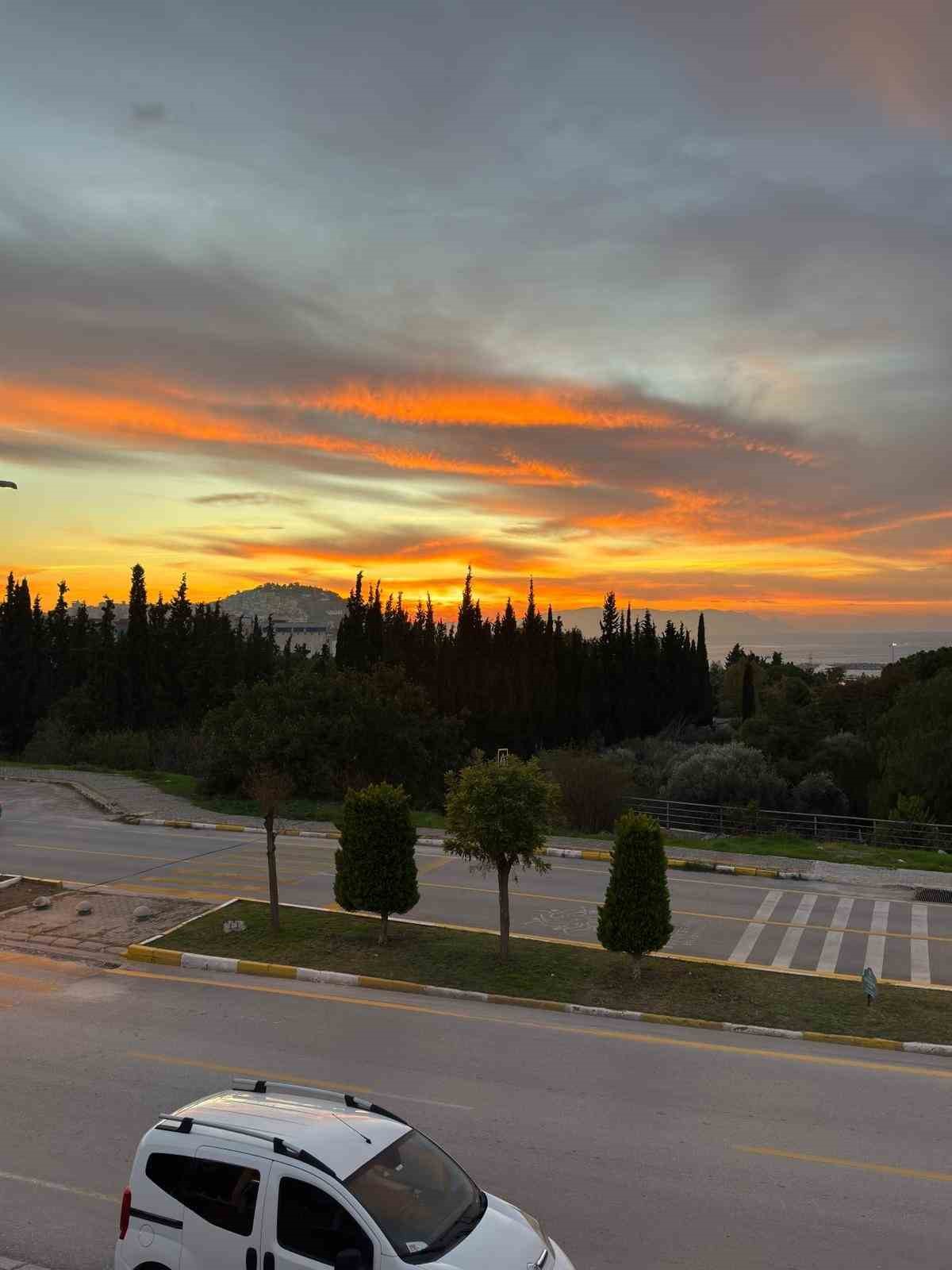 Kuşadası’nda gün batımında renk cümbüşü