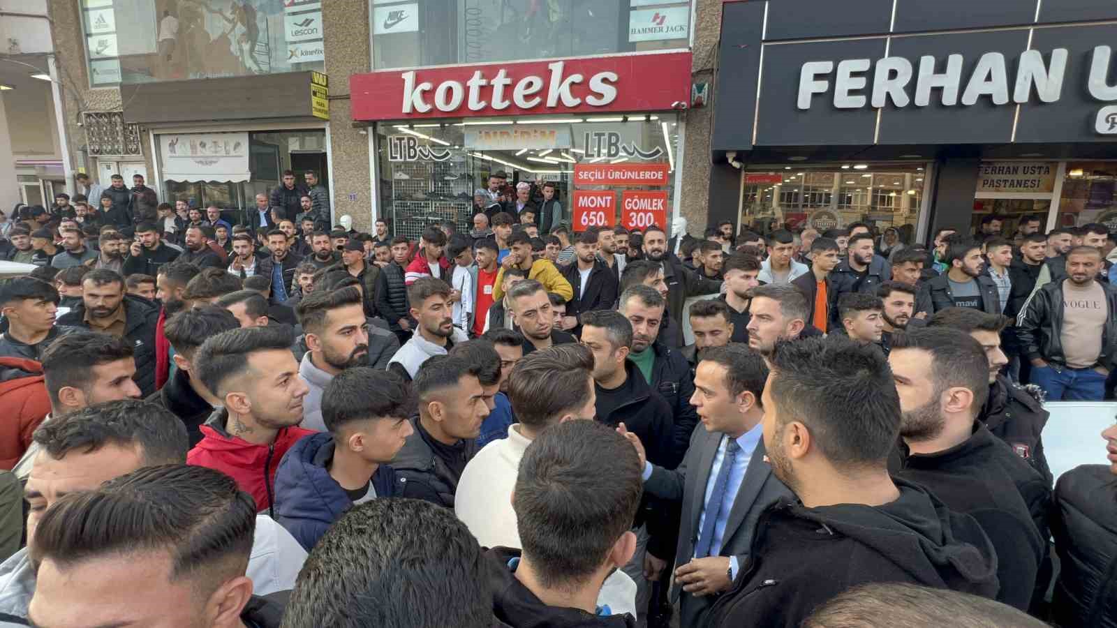 Silopi&rsquo;de Kur&rsquo;an-ı Kerim&rsquo;i yırtan uyuşturucu bağımlısı şahsa lin&ccedil; girişimi
