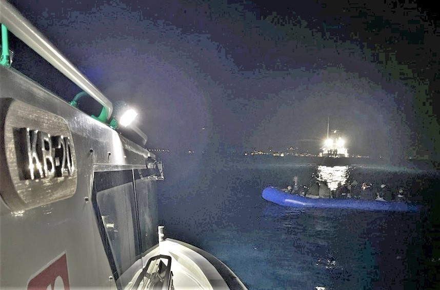 Ayvacık a&ccedil;ıklarında 76 ka&ccedil;ak g&ouml;&ccedil;men yakalandı
