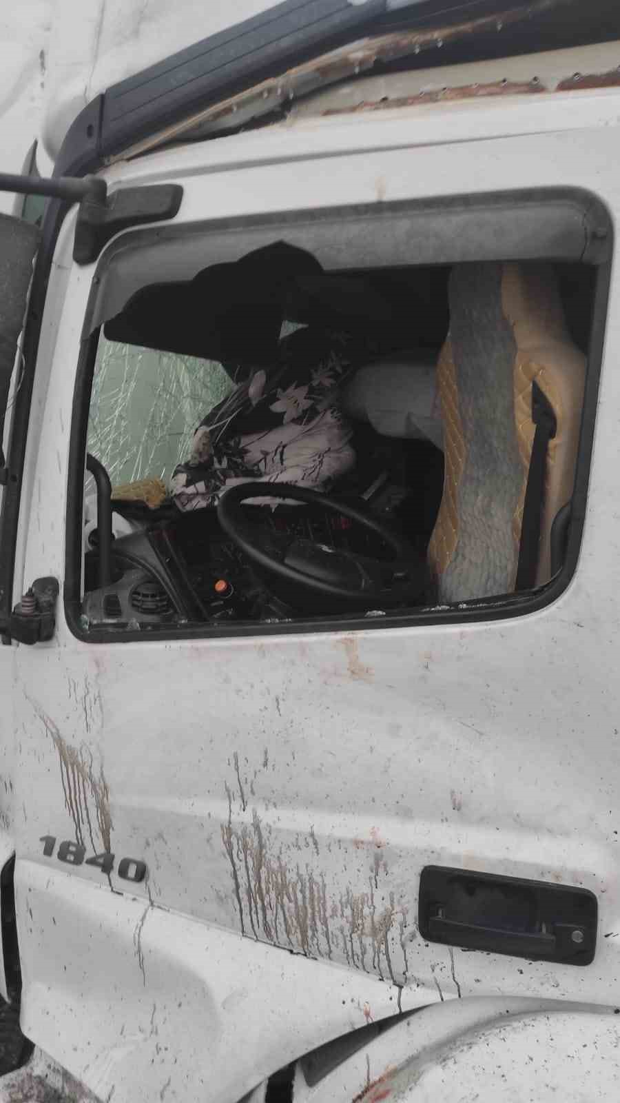 Kırklareli&rsquo;nde tırlar &ccedil;arpıştı: 2 yaralı
