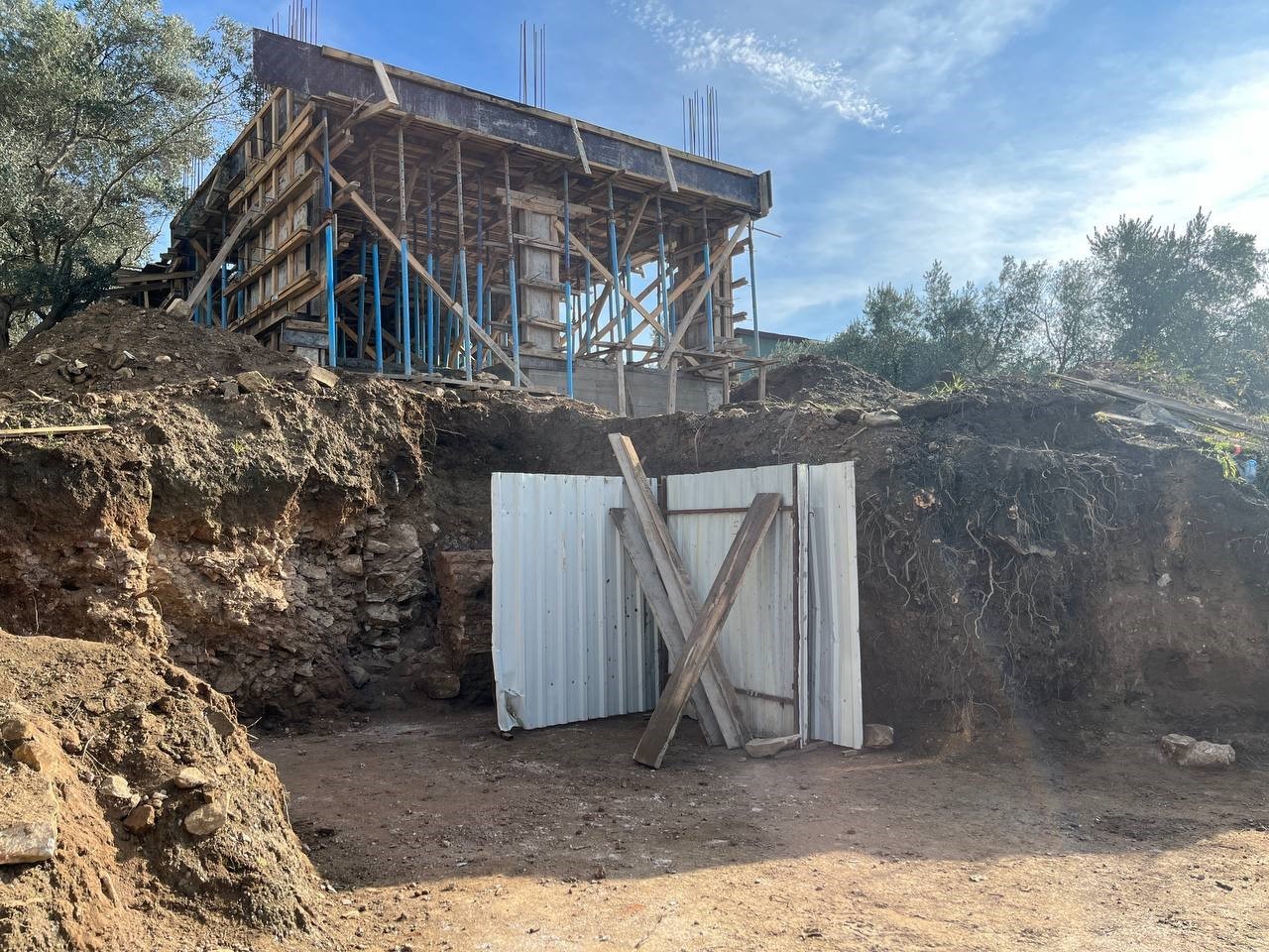 Erdek’te bir evin temel kazısında arkeolojik kalıntı çıktı
