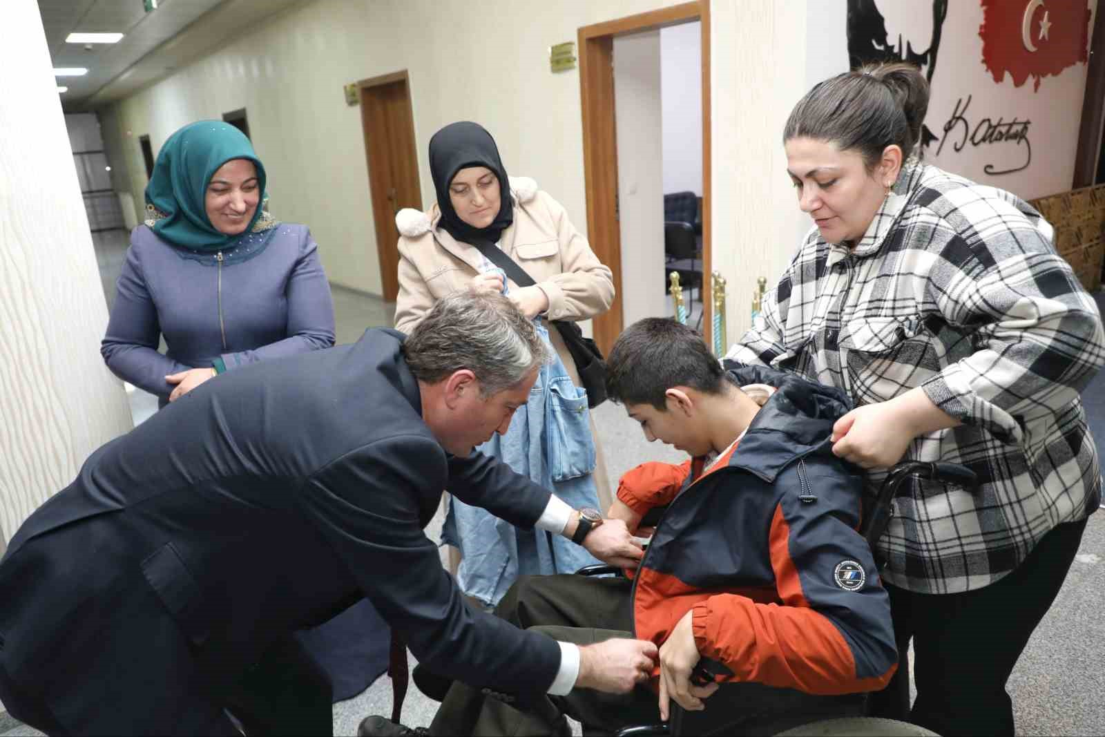 Ağrı’da engelli öğrencilerden Milli Eğitim Müdürü Kökrek’e ziyaret