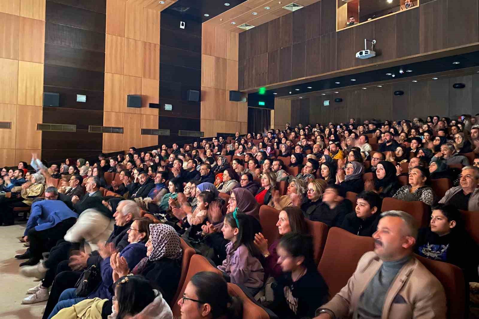 Karaman’da “Annemin Son Çılgınlıkları” isimli tiyatro gösterisi
