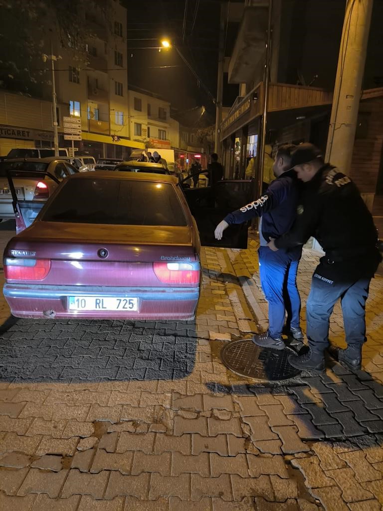 Edremit’te huzur operasyonunda 18 arana şahıs yakalandı