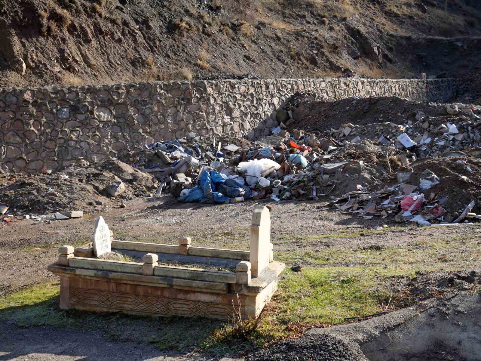 Tarihi Süleymaniye Mahallesi’nde mezarlığa büyük saygısızlık
