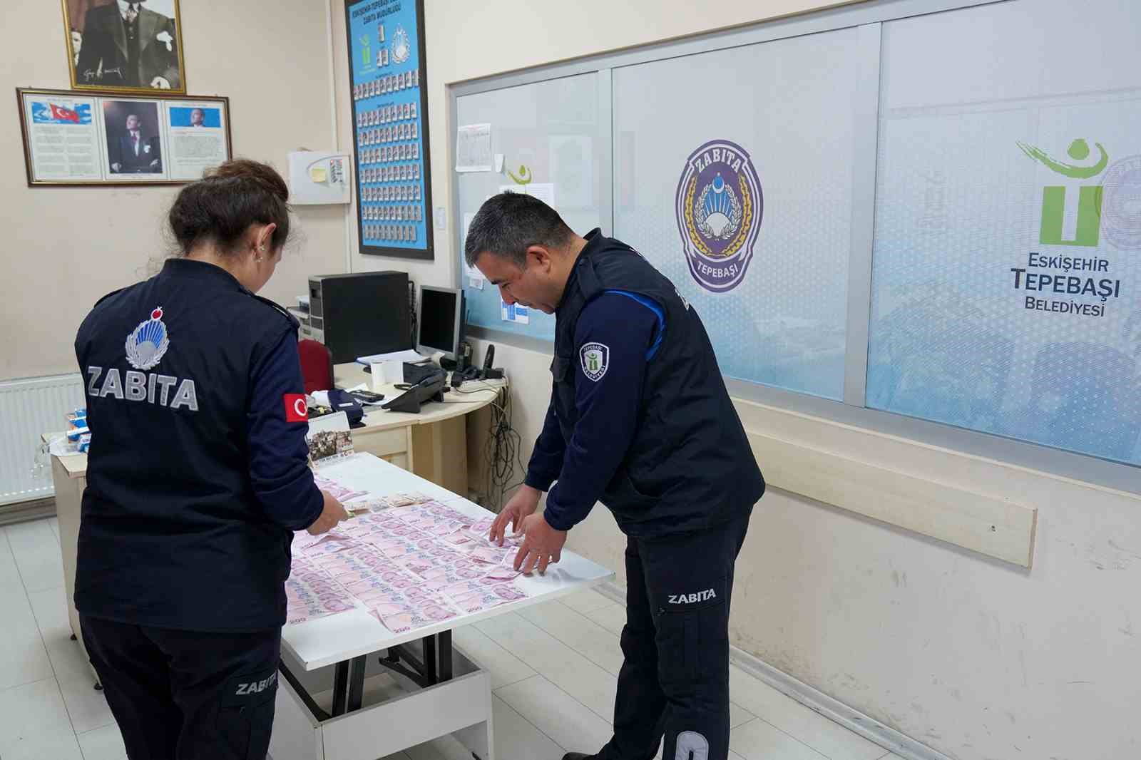 Tepebaşı zabıtası dilencilere g&ouml;z a&ccedil;tırmıyor
