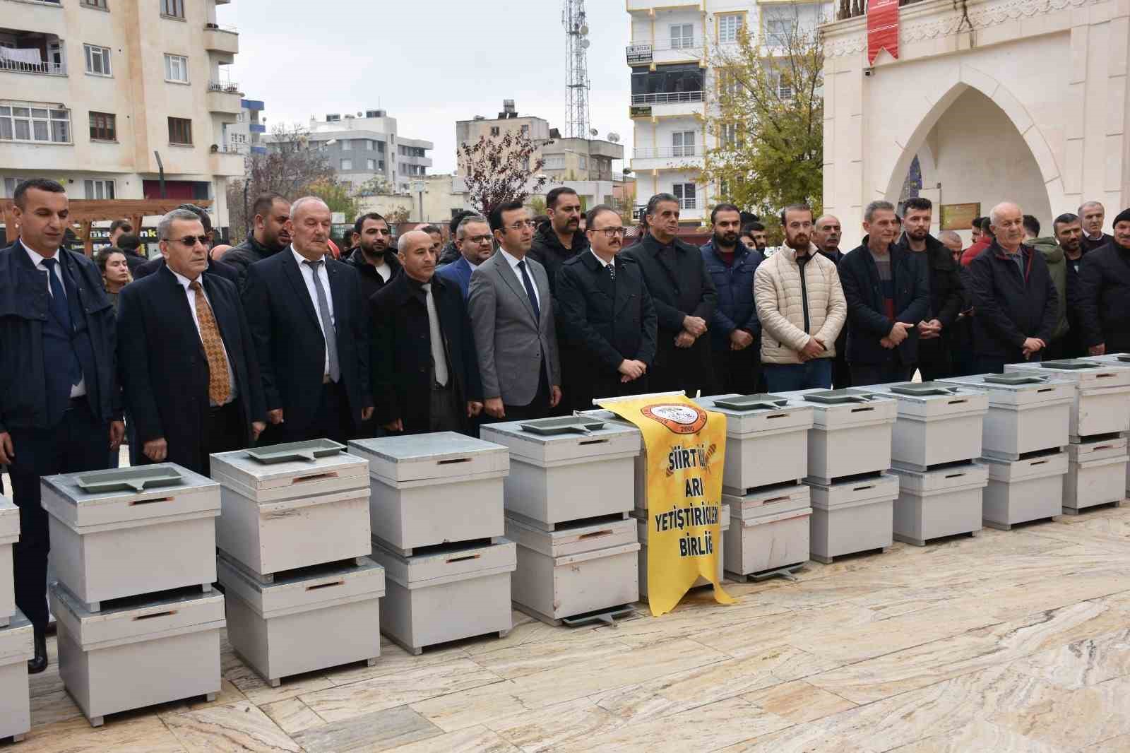 Siirt&rsquo;te arıcılara bin 50 adet polen tuzaklı kovan dağıtıldı
