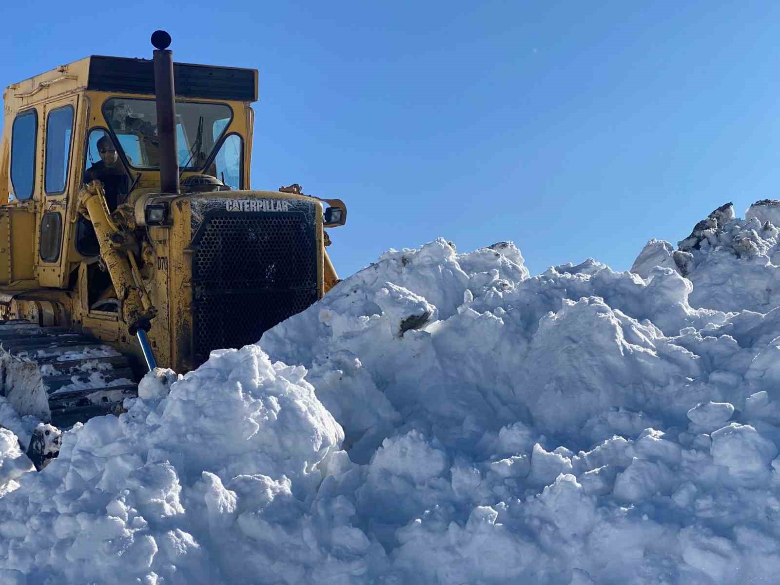 Kar kalınlığı 2 metreyi ge&ccedil;ti, ekipler gece g&uuml;nd&uuml;z &ccedil;alışarak yolları a&ccedil;ıyor
