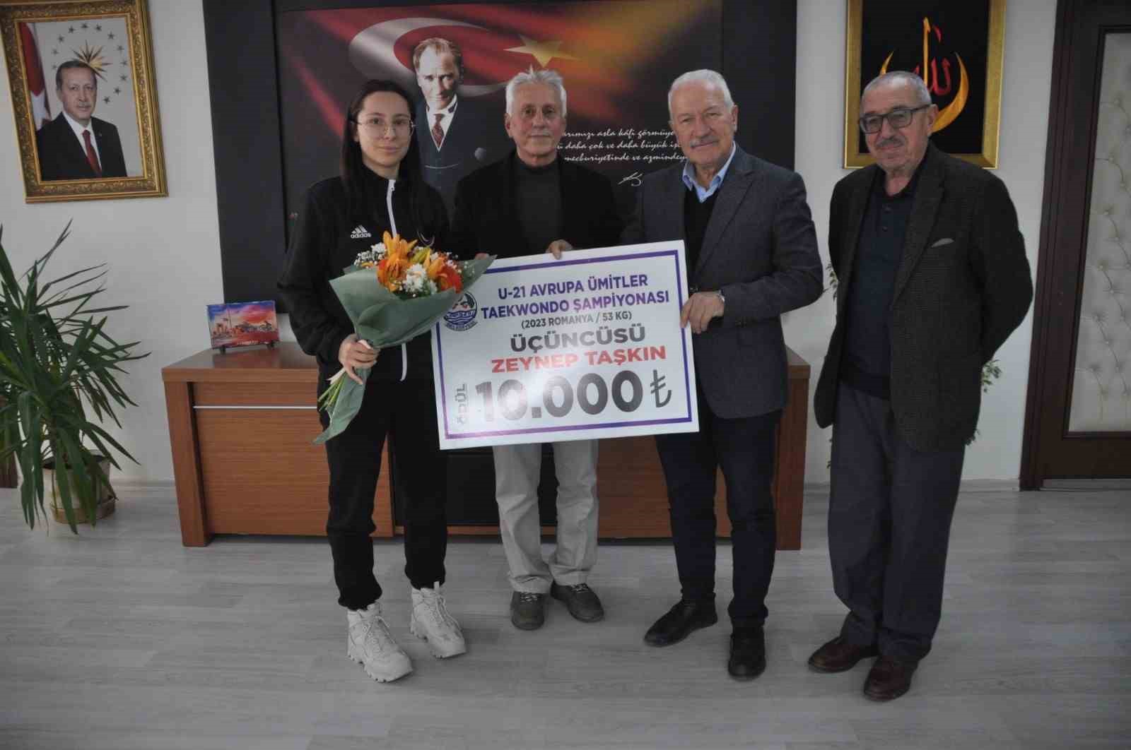 Başkan Yılmaz, U-21 Ümitler Avrupa Şampiyonasında 3’üncü olan Tekvandocu Zeynep Taşkın’ı tebrik etti