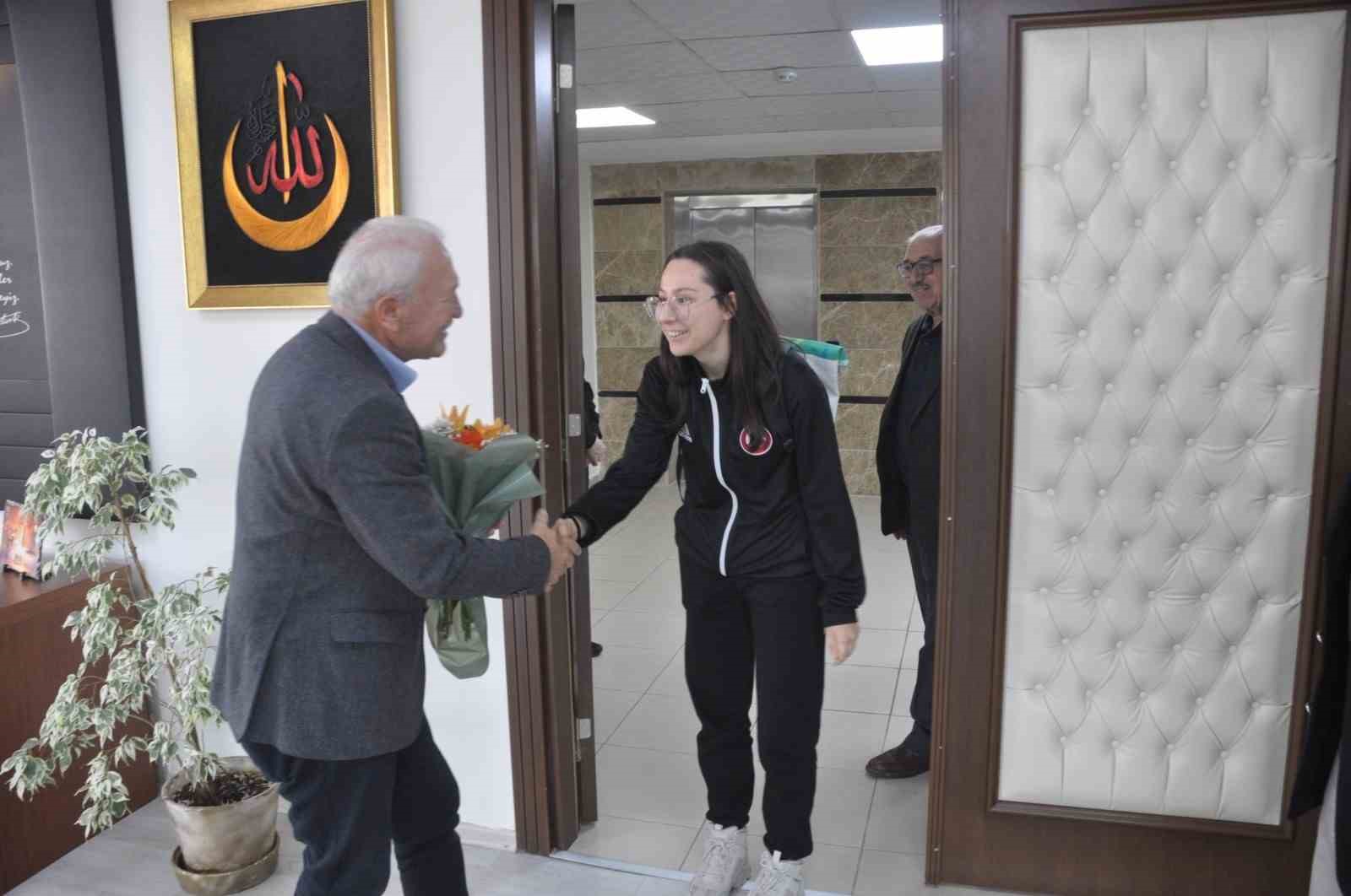 Başkan Yılmaz, U-21 Ümitler Avrupa Şampiyonasında 3’üncü olan Tekvandocu Zeynep Taşkın’ı tebrik etti