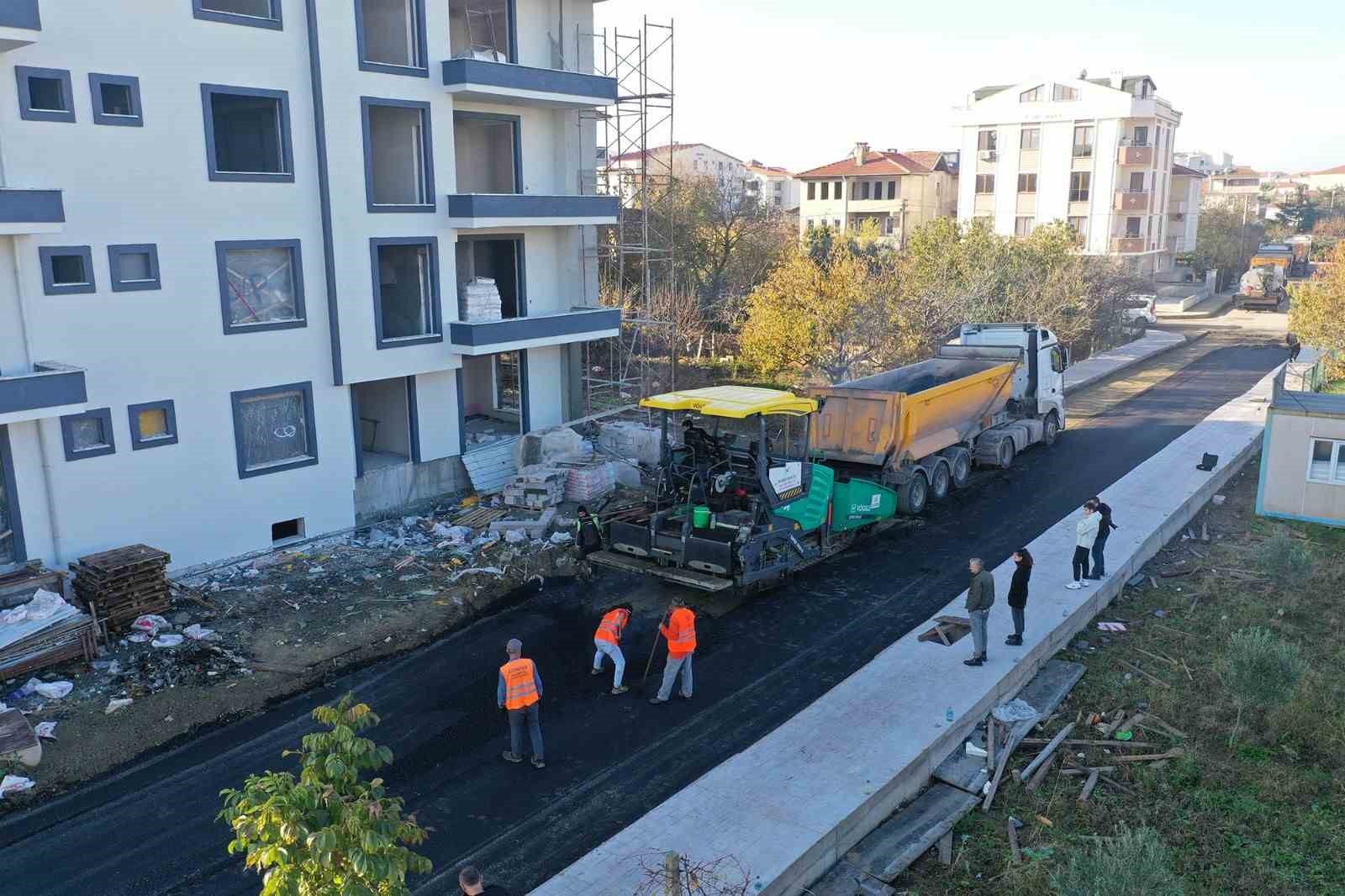 Altınova Belediyesi’nde ilçede asfaltlama çalışması