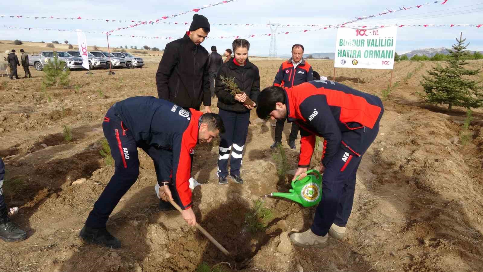 Burdur&rsquo;da Valilik 100&rsquo;&uuml;nc&uuml; Yıl Hatıra Ormanı&rsquo;nda bin fidan toprakla buluştu
