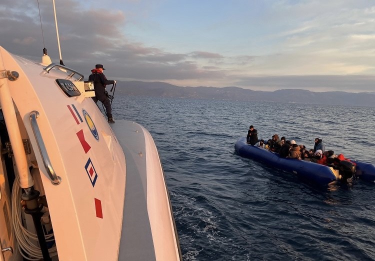 Ayvacık açıklarında lastik botları arızalanan ve sürüklenen 78 kaçak göçmen kurtarıldı