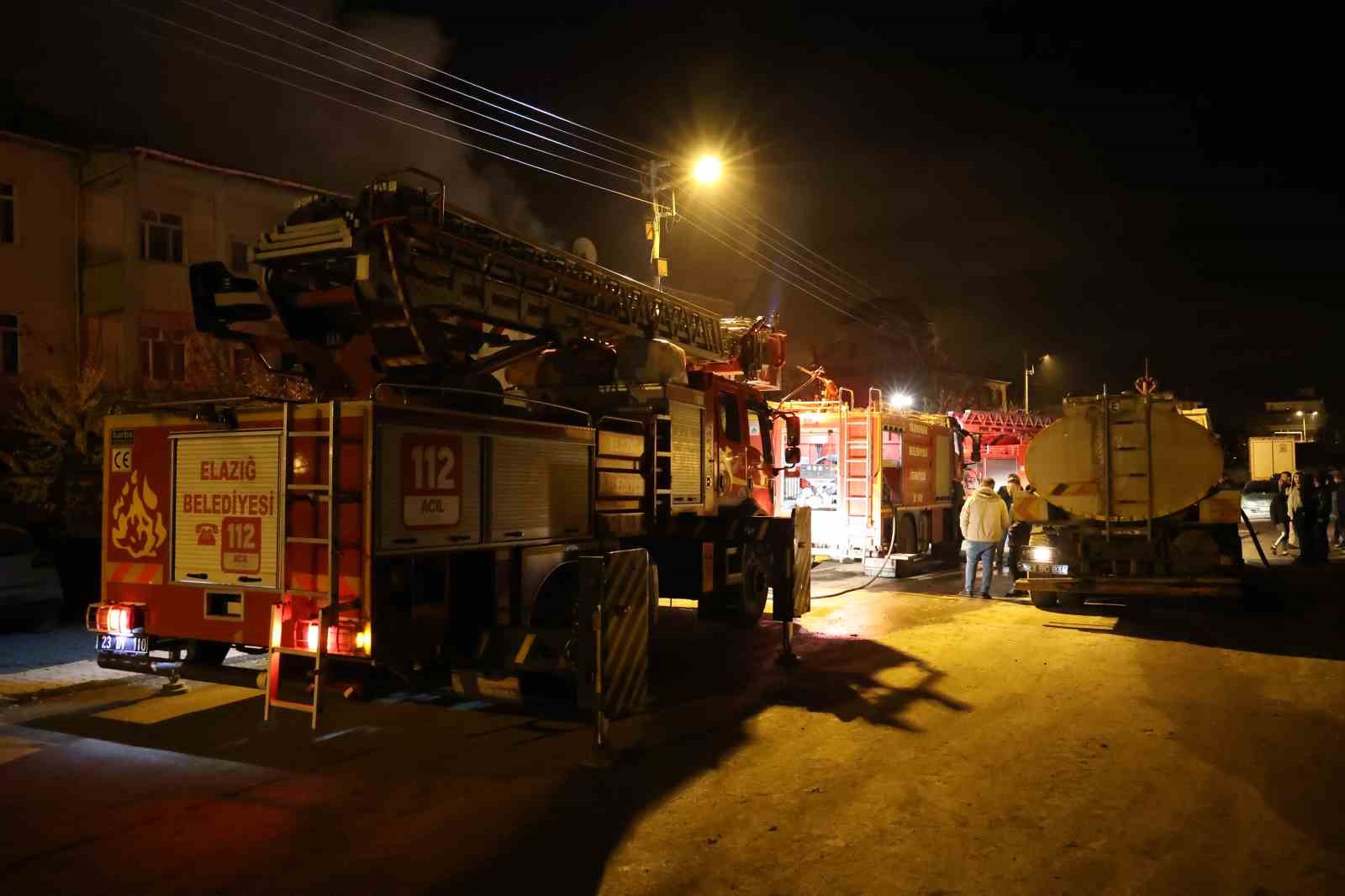 Elazığ’da çatı yangını